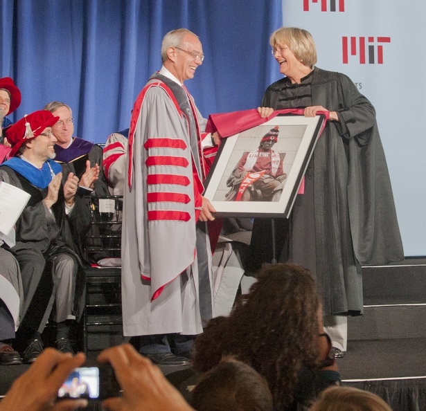 320-0709 Harvard President presents photo of John Harvard with MIT.jpg